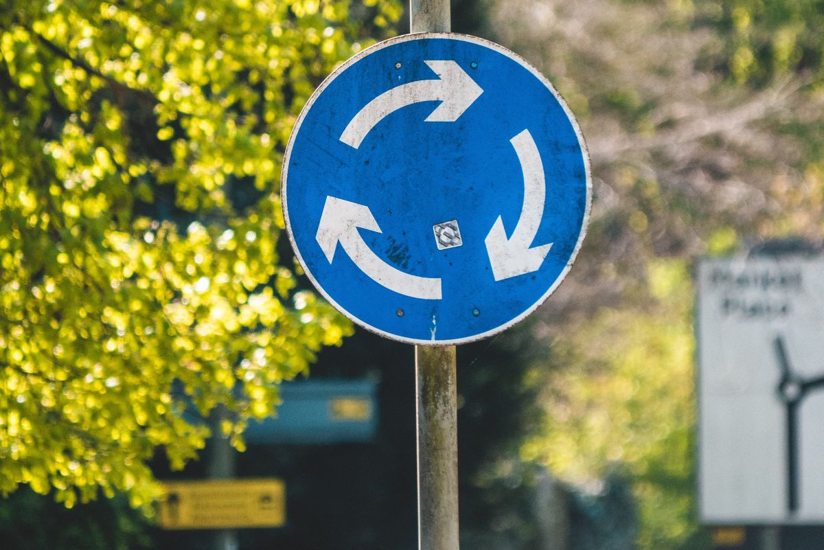 Σήμανση κυκλικού κόμβου - Πηγή: unsplash.com